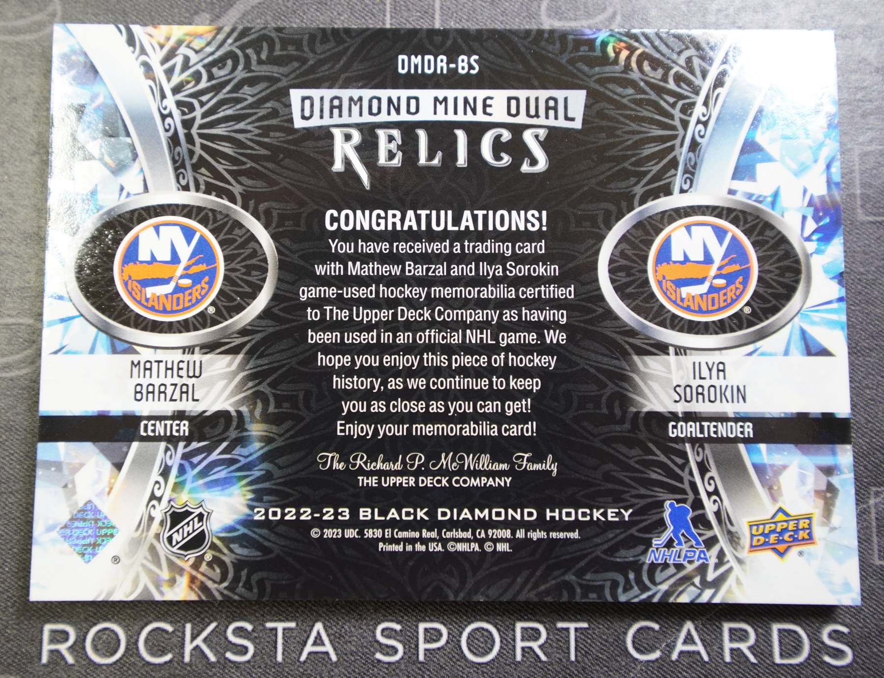 Оборотная сторона карточки Mathew Barzal / Ilya Sorokin — 2022/23 Upper Deck Black Diamond — Diamond Mine Dual Relics — #DMDR-BS
